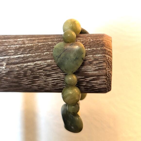 Unknown Jewelry - Green Stone Heart Round Bead Stretch Bracelet
